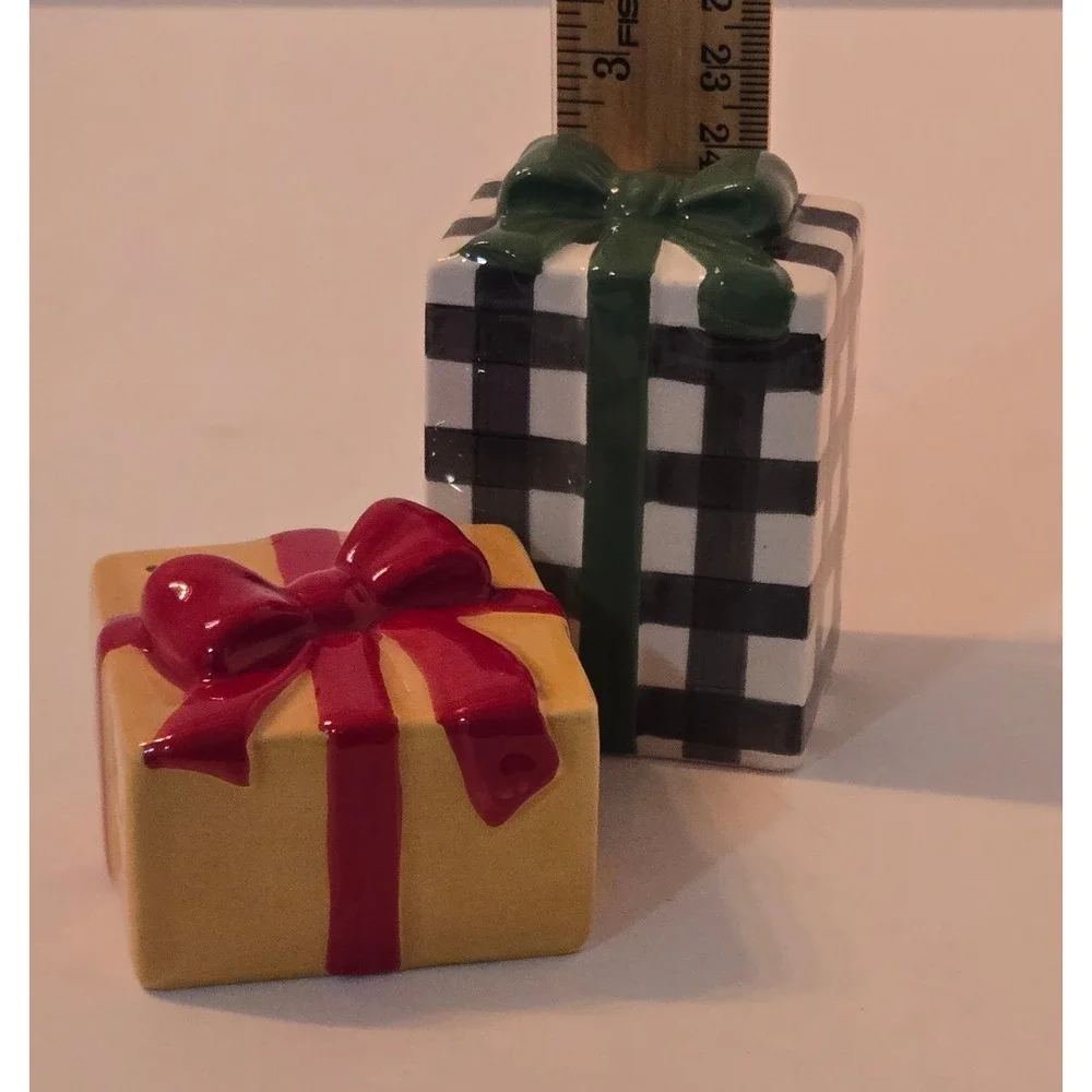 Hallmark Christmas Gift Box Salt Pepper Shakers Yellow Buffalo Plaid